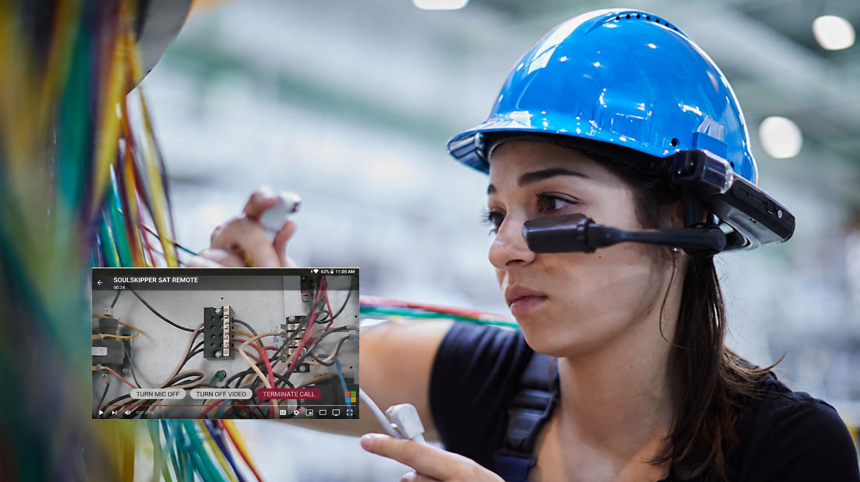 Junge Frau mit Helm und Assisted-Reality-Brille bei technischen Arbeiten